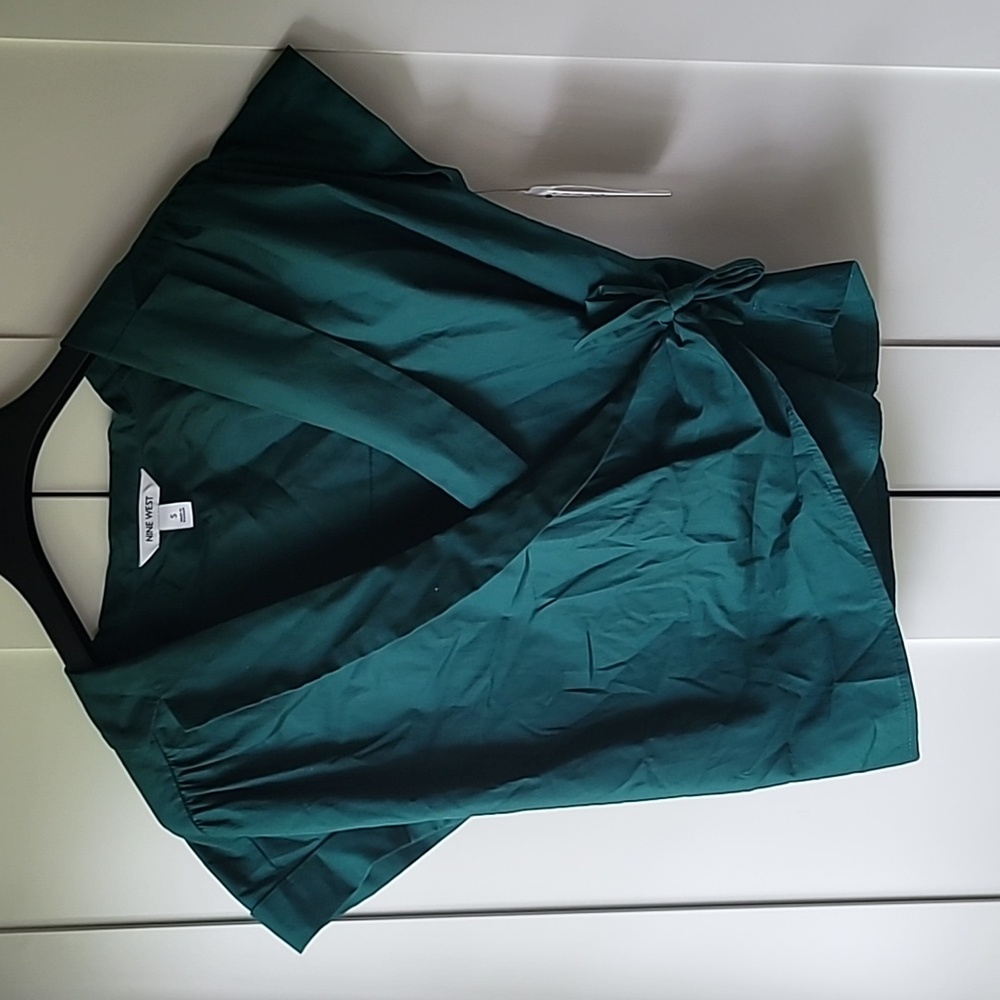 NWT Nine West Green wrap top size S.